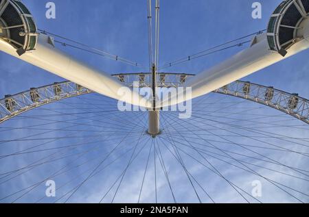 Blick von direkt unter den Kabeln und Schoten des London Eye mit blauem Himmel im Hintergrund; London, England Stockfoto