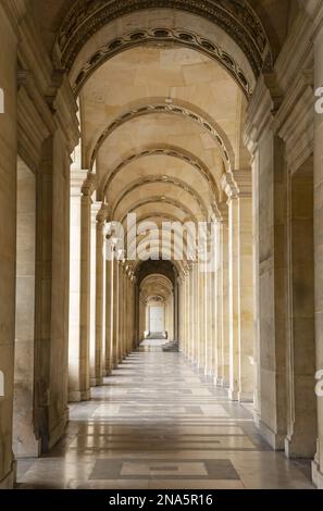 Korridor des Louvre-Museums; Paris, Frankreich Stockfoto