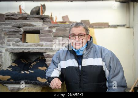 PRODUKTION - 09. Februar 2023, Sachsen-Anhalt, Schönebeck: Kerstin Kauert vom Tierschutzverband Schönebeck in ihrem Tierheim. Dort lebt der deutsche Schäferbär „Tommy“, der derzeit über die App „Findus“ platziert werden soll. Die App wurde von einem Team von Wissenschaftlern und Studenten der Otto-von-Guericke-Universität Magdeburg entwickelt. Es funktioniert nach dem Prinzip der Dating-App Tinder. Das Dating-Prinzip, das oft als zu oberflächlich kritisiert wird, ist daher eindeutig ein Vorteil für die Herstellung von Tiervereinigungen. Also vielleicht Tommy, der zum Tierheim Schönebeck kam, weil o Stockfoto