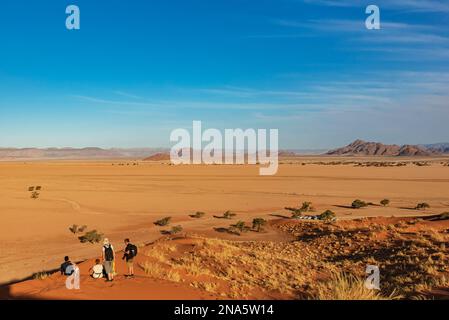 Touristen blicken auf die Wüste von Elim-Düne, Sesriem, Namib-Wüste und Namibia Stockfoto