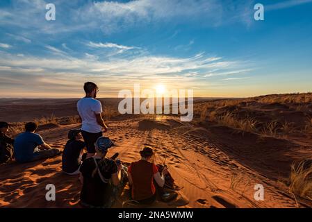 Touristen blicken auf die Wüste von Elim-Düne, Sesriem, Namib-Wüste und Namibia Stockfoto