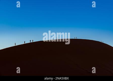 Touristen auf der Dune 45, Sossusvlei, Namib Wüste; Namibia Stockfoto