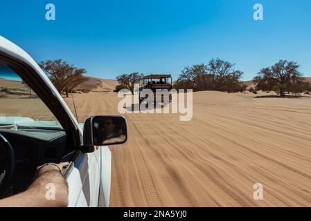 Touristen in einem Fahrzeug in Sossusvlei, Namib-Wüste; Namibia Stockfoto