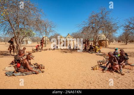 Himba-Frauen, die Kunsthandwerk verkaufen; Himba-Dorf, Kamanjab, Namibia Stockfoto
