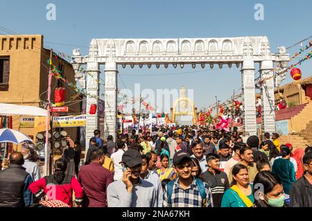 Faridabad, Indien. 12. Februar 2023. Auf der Surajkund International Crafts Fair 36. in Faridabad finden viele Besucher ihren Urlaub. Die Surajkund Mela (Messe) ist eine der berühmtesten und berühmtesten melas (Messen) in Indien. Sie findet jedes Jahr in der ersten Hälfte des Monats Februar in Faridabad statt. Dies ist eine der berühmtesten internationalen Handwerksmela (Messe) und wird vom Tourismusministerium des Bundesstaates Haryana organisiert. Kredit: SOPA Images Limited/Alamy Live News Stockfoto