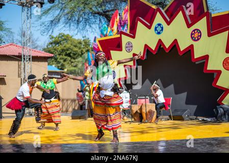 Faridabad, Indien. 12. Februar 2023. Künstler aus Uganda führen während der Surajkund International Crafts Fair 36. in Faridabad Volkstanz auf. Die Surajkund Mela (Messe) ist eine der berühmtesten und berühmtesten melas (Messen) in Indien. Sie findet jedes Jahr in der ersten Hälfte des Monats Februar in Faridabad statt. Dies ist eine der berühmtesten internationalen Handwerksmela (Messe) und wird vom Tourismusministerium des Bundesstaates Haryana organisiert. Kredit: SOPA Images Limited/Alamy Live News Stockfoto