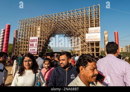 Faridabad, Indien. 12. Februar 2023. Das Haupttor der Surajkund International Crafts Fair 36., die von tausend Bambusen in Faridabad hergestellt wurde. Die Surajkund Mela (Messe) ist eine der berühmtesten und berühmtesten melas (Messen) in Indien. Sie findet jedes Jahr in der ersten Hälfte des Monats Februar in Faridabad statt. Dies ist eine der berühmtesten internationalen Handwerksmela (Messe) und wird vom Tourismusministerium des Bundesstaates Haryana organisiert. Kredit: SOPA Images Limited/Alamy Live News Stockfoto