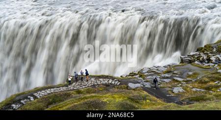 Der Dettifoss-Wasserfall im Vatnajokull-Nationalpark gilt als der zweitmächtigste Wasserfall Europas nach den Rheinfällen Stockfoto