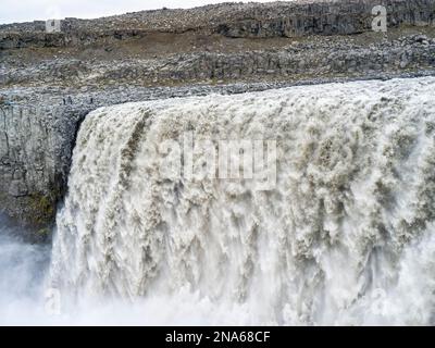 Der Dettifoss-Wasserfall im Vatnajokull-Nationalpark gilt als der zweitmächtigste Wasserfall Europas nach den Rheinfällen Stockfoto