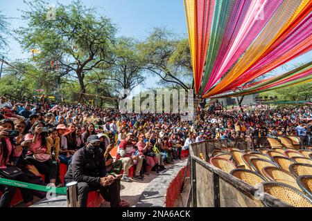 Faridabad, Indien. 12. Februar 2023. Während der Surajkund International Crafts Fair 36. in Faridabad erwartet Sie im offenen Theater eine große Besucherversammlung, in der Sie die kulturelle Darbietung genießen können. Die Surajkund Mela (Messe) ist eine der berühmtesten und berühmtesten melas (Messen) in Indien. Sie findet jedes Jahr in der ersten Hälfte des Monats Februar in Faridabad statt. Dies ist eine der berühmtesten internationalen Handwerksmela (Messe) und wird vom Tourismusministerium des Bundesstaates Haryana organisiert. (Foto: Pradeep Gaur/SOPA Images/Sipa USA) Guthaben: SIPA USA/Alamy Live News Stockfoto