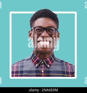 Porträt, schwarzer Mann und aufregendes Lächeln im Studio mit Brille auf farbigem Rahmen, Rahmen und Hintergrund. Lustiges Gesicht, glückliches männliches Model und lächelnder Nerd Stockfoto