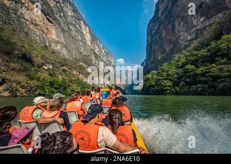 Touristen in einem Boot, das durch den Sumidero Canyon, den Sumidero Canyon Nationalpark, Chiapas, Mexiko fährt Stockfoto