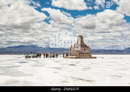 Denkmal für die Rallye Dakar im Salar de Uyuni, der größten Salzfläche der Welt, im Departement Potosi, Bolivien Stockfoto