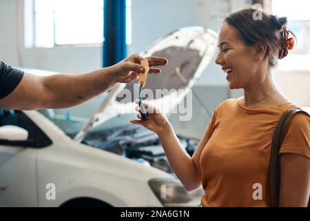 Fahren Sie wie immer vorsichtig. Eine Frau, die ihre Autoschlüssel bekommt. Stockfoto