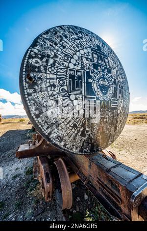 Graffiti auf einem verlassenen Tankwagen auf dem Zugfriedhof von Uyuni; Uyuni, Departement Potosi, Bolivien Stockfoto