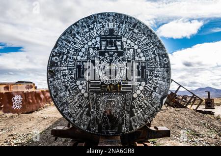 Graffiti auf einem verlassenen Tankwagen auf dem Zugfriedhof von Uyuni; Uyuni, Departement Potosi, Bolivien Stockfoto