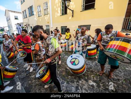 Trommler von Mestre Pacote do Pelo, die auf Largo de do Pelourinho marschieren; Salvador, Bahia, Brasilien Stockfoto