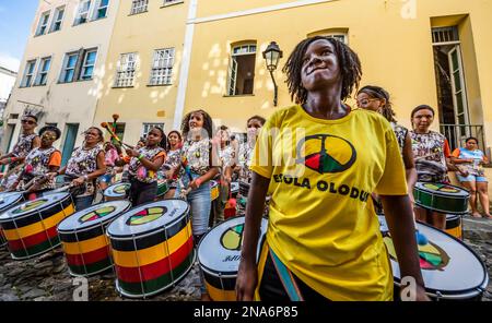 Trommler von Mestre Pacote do Pelo, die auf Largo de do Pelourinho marschieren; Salvador, Bahia, Brasilien Stockfoto