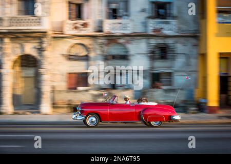 Straßenszenen durch die Altstadt von Havanna, Kuba. Ein einzigartiges Motortaxi bringt Menschen in Havanna, Havanna, Kuba Stockfoto