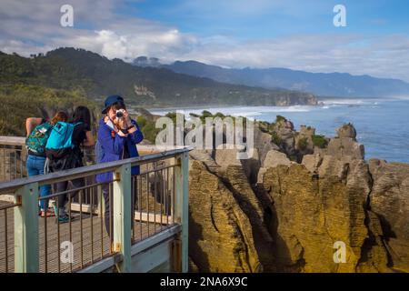 Erkunden Sie die einzigartigen geologischen Besonderheiten, die in Neuseelands Punakaiki Pancake Rocks zu finden sind; Punakaiki, Westküste, Neuseeland Stockfoto