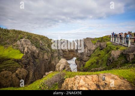 Erkunden Sie die einzigartigen geologischen Besonderheiten, die in Neuseelands Punakaiki Pancake Rocks zu finden sind; Punakaiki, Westküste, Neuseeland Stockfoto