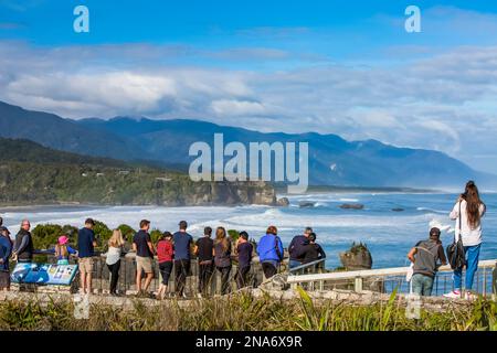 Erkunden Sie die einzigartigen geologischen Besonderheiten, die in Neuseelands Punakaiki Pancake Rocks zu finden sind; Punakaiki, Westküste, Neuseeland Stockfoto