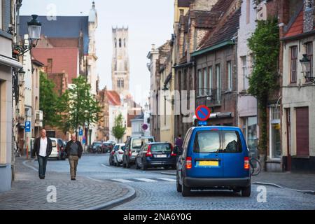 Wohnmobil auf Roadtrip durch die Altstadt von Brügge; Vlaams Gewest, Belgien Stockfoto