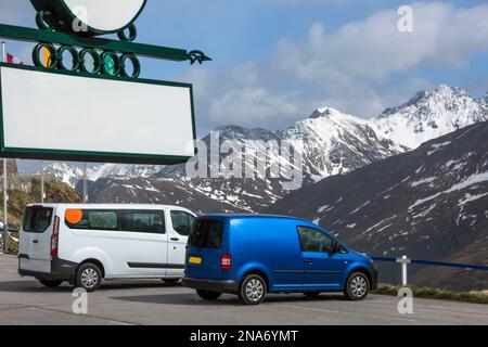 Zwei Wohnmobile parkten am Aussichtspunkt, bereit für eine Fahrt zum Gipfel des höchsten Bergpasses Österreichs auf der Großglockner High ... Stockfoto
