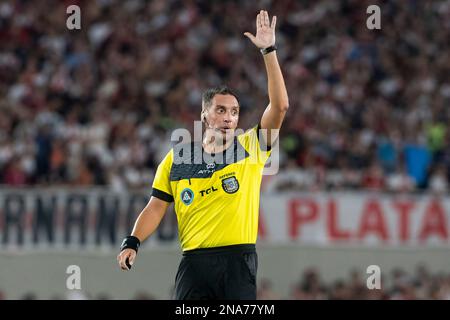 Buenos Aires, Argentinien. 12. Februar 2023. Fernando Rapallini Schiedsrichter Gesten während eines Spiels zwischen River Plate und Argentinos Juniors im Rahmen der Liga Profesional 2023 im Estadio Mas Monumental Antonio Vespucio Liberti. Endstand: River Plate 2:1Argentinos Juniors (Foto: Manuel Cortina/SOPA Images/Sipa USA) Gutschrift: SIPA USA/Alamy Live News Stockfoto