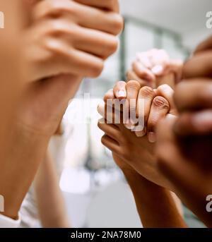 Wir können alles zusammen machen. Nahaufnahme einer Gruppe von unbekannten Geschäftsleuten, die sich solidarisch an den Händen halten. Stockfoto