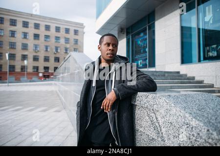 Eleganter schwarzer Hüftslip. Straßenmode Stockfoto