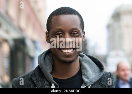Glücklicher afroamerikanischer Mann. Positive Emotionen Stockfoto