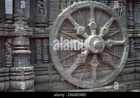Konark Sun Temple ist ein CE Sun Temple aus dem 13. Jahrhundert in Konark nordöstlich von Puri City an der Küste im Puri District, Odisha, Indien. Der Tempel wird König Narasimhadeva I der östlichen Ganga-Dynastie um 1250 CE zugeschrieben. Am Ufer der Bucht von Bengal, in den Strahlen der aufgehenden Sonne gebadet, ist der Tempel in Konarak eine monumentale Darstellung des Streitwagen des sonnengotts Surya; seine 24 Räder sind mit symbolischen Designs dekoriert und wird von einem Team von sechs Pferden geführt. Man kann drei Bilder von Sonnengott in drei Richtungen sehen, um die Sonnenstrahlen bei Sonnenaufgang, Mittag und Sonnenuntergang zu sehen. Stockfoto