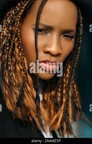 Misstrauische afroamerikanische Frau. Traurige Emotionen Stockfoto