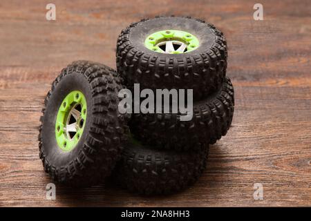 Räder des Spielzeugs RC-Raupenfahrzeug Stockfoto