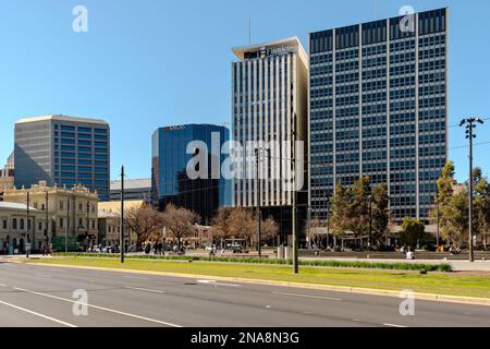 Adelaide, Südaustralien - 23. August 2019: Angas, Flinders University und State Administration Centre Gebäude mit Blick auf den Victoria Square in einem B Stockfoto