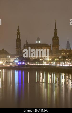 Dresden, Deutschland. 13. Februar 2023. Die Straßenlaternen werden morgens vor der Altstadt mit der Hofkirche (l-r), dem Rathaus, dem Hausmannsturm, der Kreuzkirche und dem Residenzschloss in der Elbe reflektiert. Am 13. Februar erinnert die Hauptstadt Dresden an die Zerstörung der Stadt im Zweiten Weltkrieg vor 78 Jahren. Am 13. Und 14. Februar 1945 reduzierten die alliierten Bomber das Zentrum der Stadt auf der Elbe in Schutt und Asche. Bis zu 25.000 Menschen haben ihr Leben verloren. Kredit: Robert Michael/dpa/Alamy Live News Stockfoto