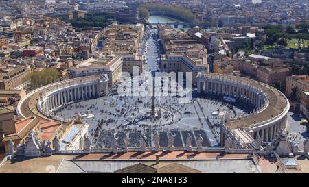 Blick von Michelangelos Kuppel auf Touristen, die sich im Innenhof der St. Petersdom; Rom, Italien Stockfoto