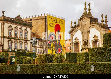 Architektur und Wandgemälde mit dem symbolischen Hahn in Barcelos, Kunsthandwerk und Volkskunst Stadt, UNESCO Creative Cities Network; Barcelos, Portugal Stockfoto