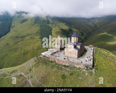 Luftaufnahme der Gergeti Trinity Church in Kazbegi, Georgien; Gergeti, Kazbegi, Georgien Stockfoto