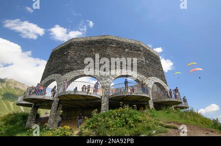 Touristen besuchen das Russland-Georgien-Freundschaftsdenkmal in Gudauri, Georgien; Gudauri, Georgien Stockfoto