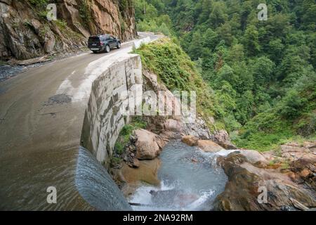 A black SUV drives the Abano Pass to Tusheti, Georgia; Tusheti, Georgia Stockfoto