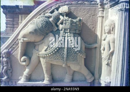 Die Chhatris in Bhuj wurden im 18. Jahrhundert vom Jadeja-Herrscher Rao Lakhpatji erbaut. Die Struktur dieser Denkmäler ist eine einzigartige Mischung aus Rajputana- und Mogul-Architekturstilen. Diese schirmförmigen Kuppelstrukturen sind Exemplare feiner Schnitzereien in rotem Sandstein. Eine dieser exquisit geschnitzten Cenotaphs sind die Chhatardis von Bhuj, Stockfoto