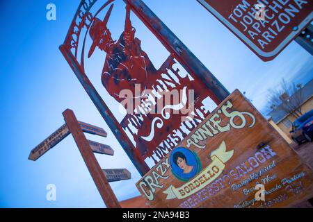 Ein Schild begrüßt Besucher in der berühmten historischen Weststadt Tombstone, Arizona, Tombstone, Arizona, Vereinigte Staaten von Amerika Stockfoto