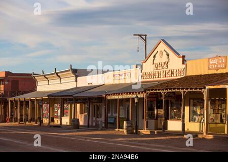 Die wichtigsten historischen Gebäude der Straße, mit einer Schlinge über der Straße in der berühmten historischen Weststadt Tombstone, Arizona Stockfoto