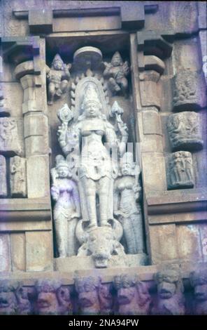 Brihadisvara Tempel, Thanjavur hat eine riesige mit Kolonnaden überzogene Prakara (Korridor) und eine der größten Shiva Lingas in Indien. Es ist auch berühmt für die Qualität seiner Skulptur und ist der Ort, der die Messing-Nataraja, Shiva, im 11. Jahrhundert als herrn des Tanzes in Auftrag gegeben hat. Während der majestätische Brihadeeswara-Tempel in Thanjavur vor 1000 Jahren erbaut wurde. Stockfoto