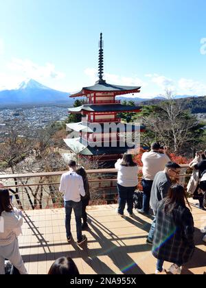 Touristen genießen den Blick auf die Chureito-Pagode und den Fuji in der Präfektur Yamanashi, Japan. Stockfoto