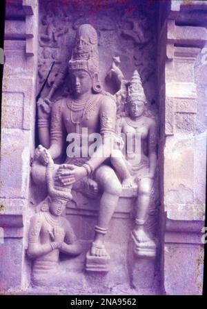 Brihadisvara Tempel, Thanjavur hat eine riesige mit Kolonnaden überzogene Prakara (Korridor) und eine der größten Shiva Lingas in Indien. Es ist auch berühmt für die Qualität seiner Skulptur und ist der Ort, der die Messing-Nataraja, Shiva, im 11. Jahrhundert als herrn des Tanzes in Auftrag gegeben hat. Während der majestätische Brihadeeswara-Tempel in Thanjavur vor 1000 Jahren erbaut wurde. Stockfoto