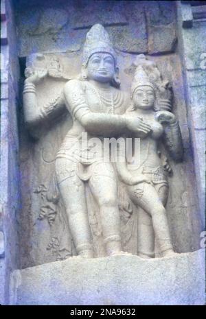 Brihadisvara Tempel, Thanjavur hat eine riesige mit Kolonnaden überzogene Prakara (Korridor) und eine der größten Shiva Lingas in Indien. Es ist auch berühmt für die Qualität seiner Skulptur und ist der Ort, der die Messing-Nataraja, Shiva, im 11. Jahrhundert als herrn des Tanzes in Auftrag gegeben hat. Während der majestätische Brihadeeswara-Tempel in Thanjavur vor 1000 Jahren erbaut wurde. Stockfoto