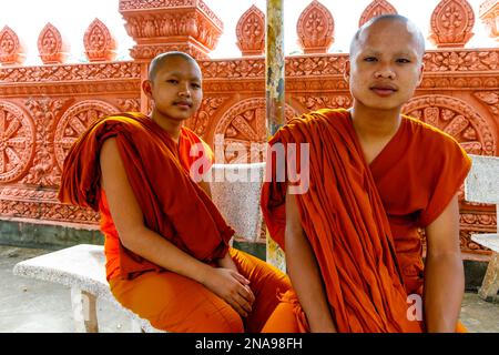 Zwei junge Mönche in Safrangewand im buddhistischen Kloster Sihanoukville, Kambodscha; Krong Preah Sihanouk, Sihanoukville, Kambodscha Stockfoto